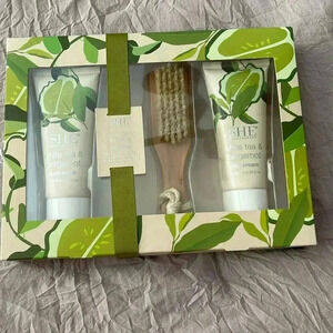 SHE white tea & bergamot foot treats Gift Set